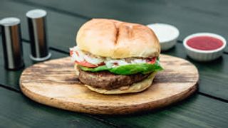 Punjena pljeskavica 250 gr u lepinji