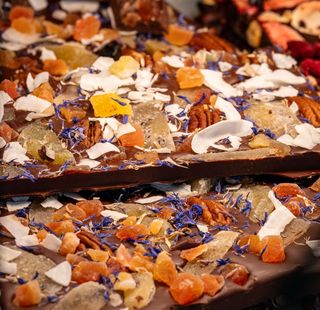 Ciocolata neagra cu nuci pecan, kiwi, cocos, mango, papaya, albastrele