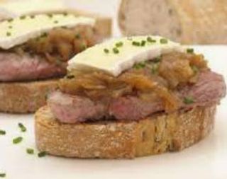 Montadito de solomillo con jamón serrano y cebolla frita