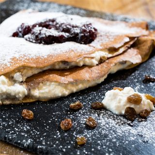 Clatite cu branza & stafide