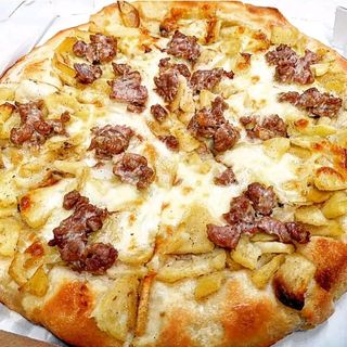 Pizza con patate al forno e salsiccia di manzo 
