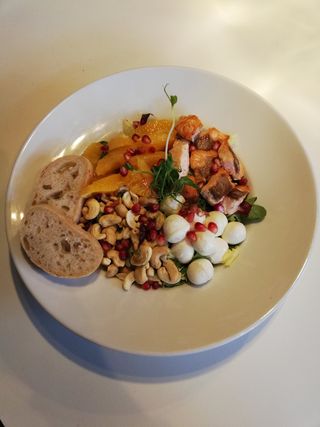 Sałatka z grillowanym łososiem