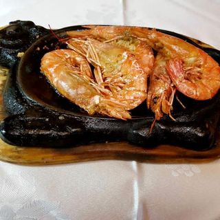 Langostinos sobre bandeja quemada