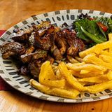 Tiras de secreto ibérico a la plancha con patatas caseras