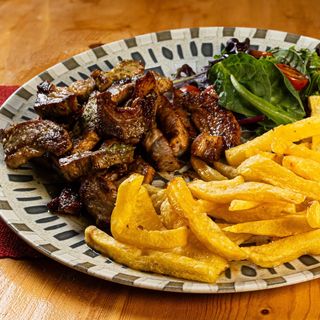 Tiras de secreto ibérico a la plancha con patatas caseras