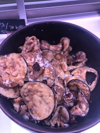  Xips d'Albergína Fregida Amb Mel I Parmesà (100 G.)