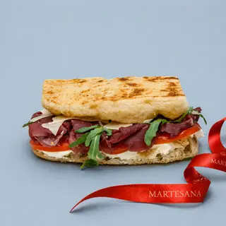 Pinsa farcita con Bresaola della Valchiavenna e crema di formaggio