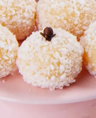Brigadeiro de coco (Beijinho)