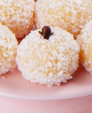 Brigadeiro de coco (Beijinho)