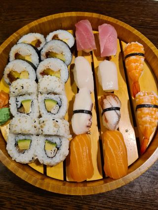 Nigiri (10 uds.) + Futomaki (6 uds.) + Maki (8 uds.)