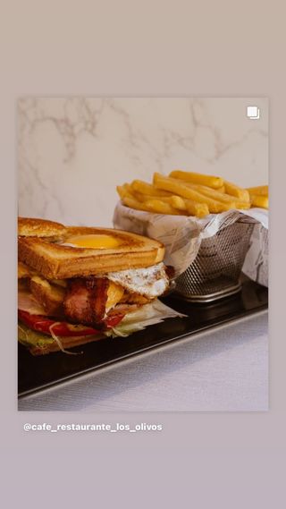 Sándwich Club Con Patatas Fritas