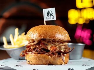 Бургер з рваною свининою, бататом фрі, сирною шапкою та картоплею фрі (300/65/70g)