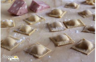 tortello relleno de mortadela de Bolonia y queso brie