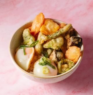 Donburi huevo y verduras en tempura