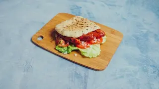 Roštilj kobasica u lepinji