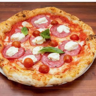 Pizza Ricotta Amb Salame E Pomodorini