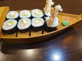 Maki De Langostinos, Aguacate Y Alioli (8 uds.)