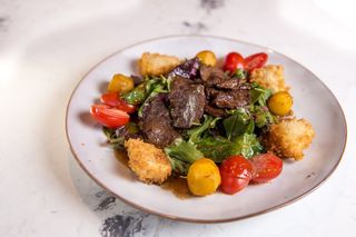 Салат "теплый из конины"