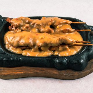 99 Tie-pan pileći ražnjići u kikiriki umaku