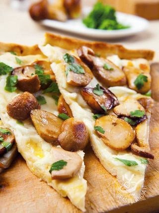 Pizza con funghi e prosciutto rossa