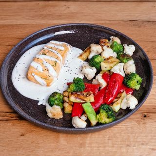 Baked salmon with grilled vegetables