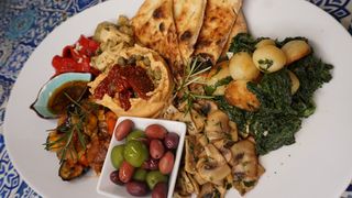 TAVOLA ITALIANA VEGETALE PER 2 PERSONE