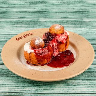 Papanaşi cu smântână şi dulceaţă