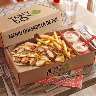 Meniu Quesadilla de pui cu cartofi prajiti si sos de maioneza cu usturoi
