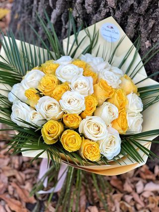 Buchet 37 trandafiri albi si galbeni 