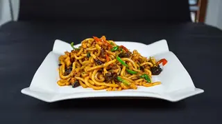 Лапша, жареная с курицей и овощами