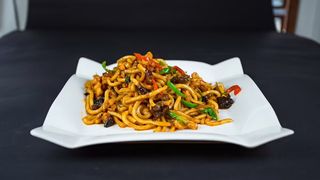 Лапша, жареная с курицей и овощами