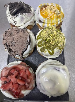 Cinnabon cu diferite tipuri de umpluturi