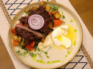 Тёплый салат с говядиной и трюфельной заправкой