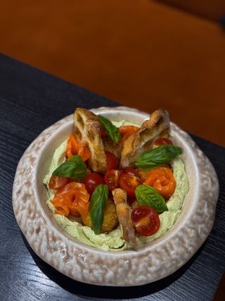 Сирні кульки з мусом авокадо та лососем