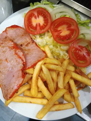 Plato Combinado de Fiambre de lomo + Ensalada verde + Patatas.