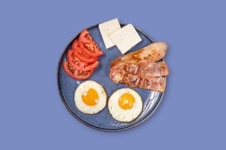 Ouă ochiuri cu bacon