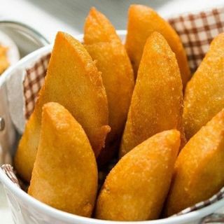 La Mega Señora 12 Empanadas surtidas + 4 salsas+ 2 Refrescos 