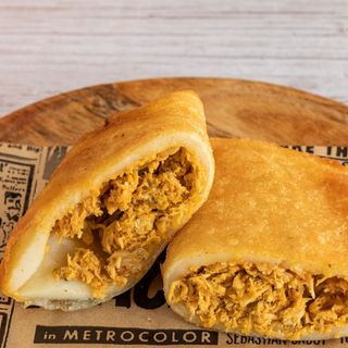 EMPANADA DE POLLO MECHADO