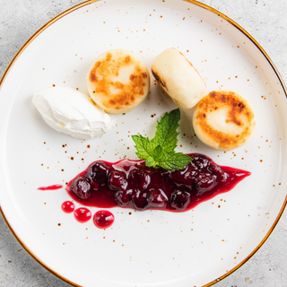 Сырники со сметаной и ягодным конфи