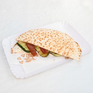 Piadina squacquerone, zucchine grigliate e pomodori secchi