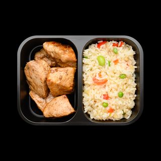 Запечене куряче філе в соусі солодкий Чілі та рис з овочами