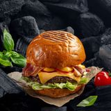 Чізбургер з яловичою котлетою та беконом