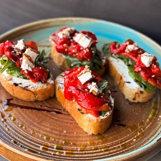 Брускета з запеченим перцем та сиром фета