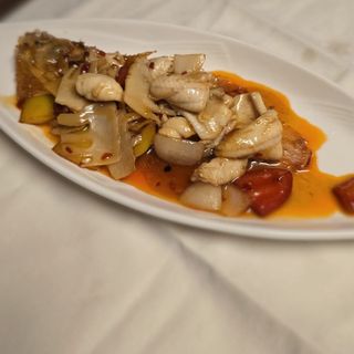 57 Fette di sogliola con verdure in salsa piccante