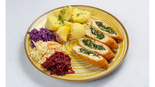 Roladki z kurczaka ze szpinakiem i serem feta, ziemniaki, zestaw surówek