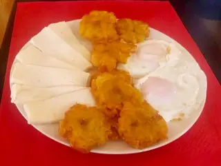 Patacones  con queso y huevo