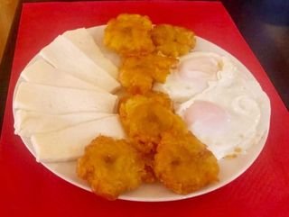 Patacones  con queso y huevo