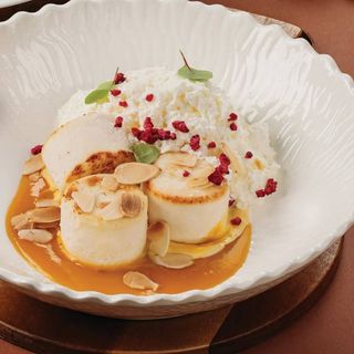 Сырники со взбитыми сливками и соусом манго