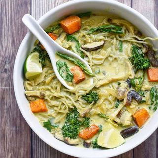 NOODLES BOWL WITH GREEN CURRY