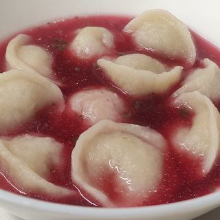 Uszka z mięsem w barszczu czerwonym